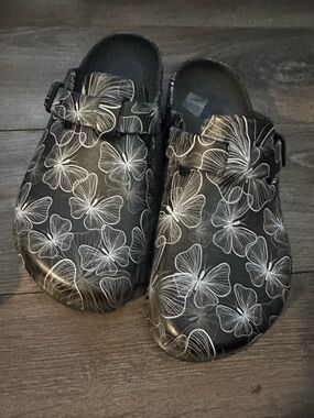 Adult Black Floral Slip-On Clogs